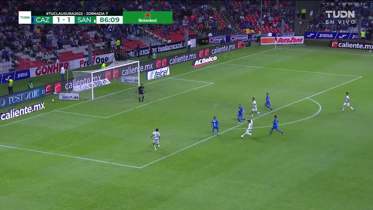 ¡TIRO ATAJADO! disparo por Fernando Gorriarán.