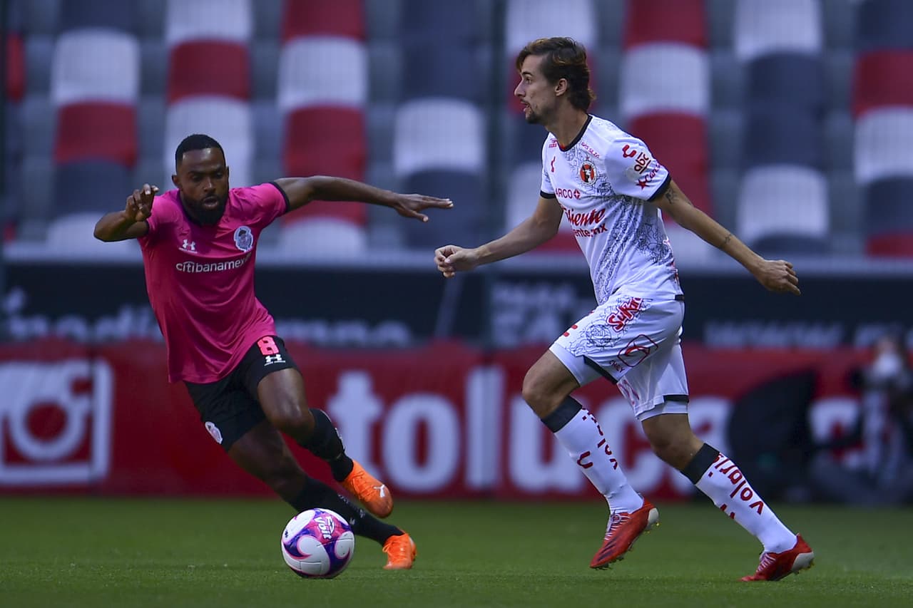 Canelo se lanzó con todo pero no pudo conectar el balón.