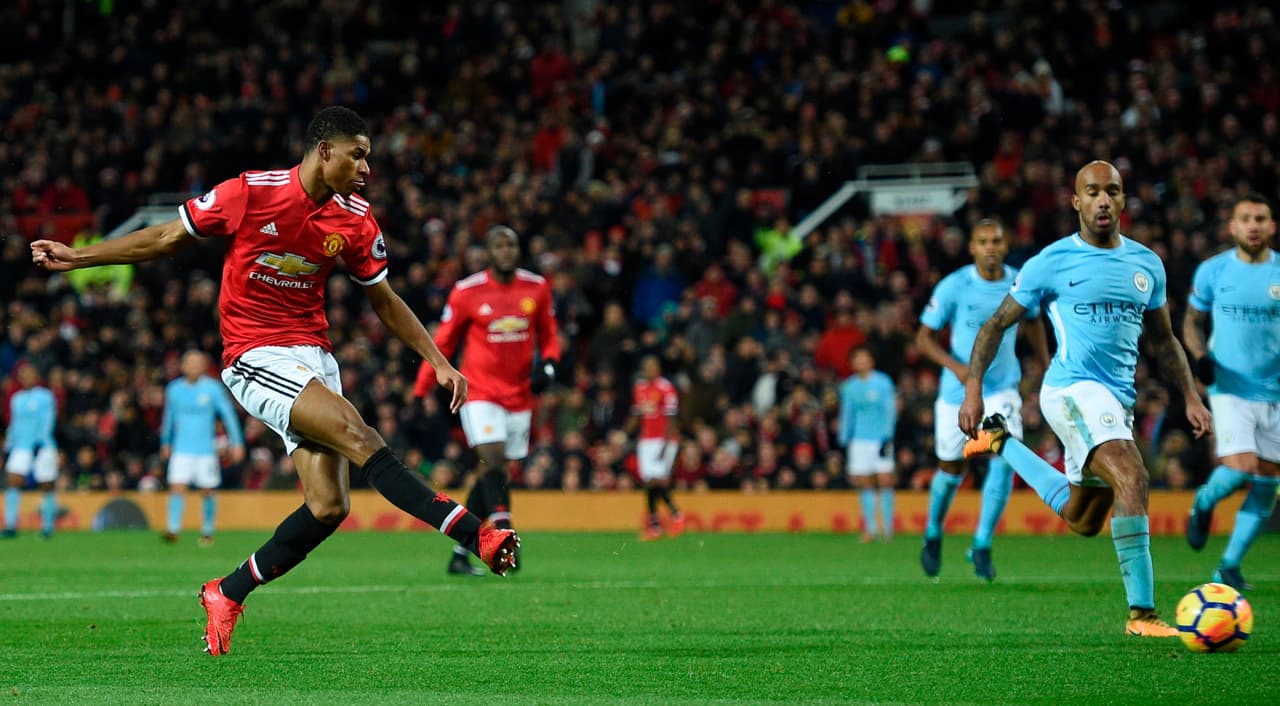 Le cruzaron un balón desde la banda izquierda, Delph falló en el cierre y el joven inglés aprovechó para sacar su remate cruzado.