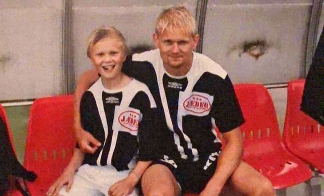 Su padre jugaba para Leeds cuando Erling nació el 21 de julio del 2000.