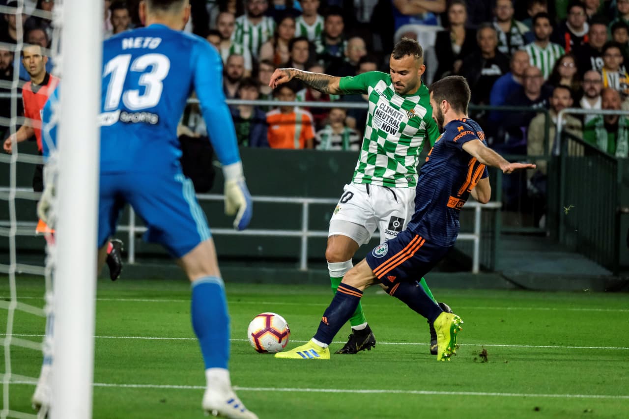 El delantero Jesé Rodríguez (centro) lideró el ataque del Betis, pero fue reemplazado por el mexicano Diego Lainez al minuto 69'.