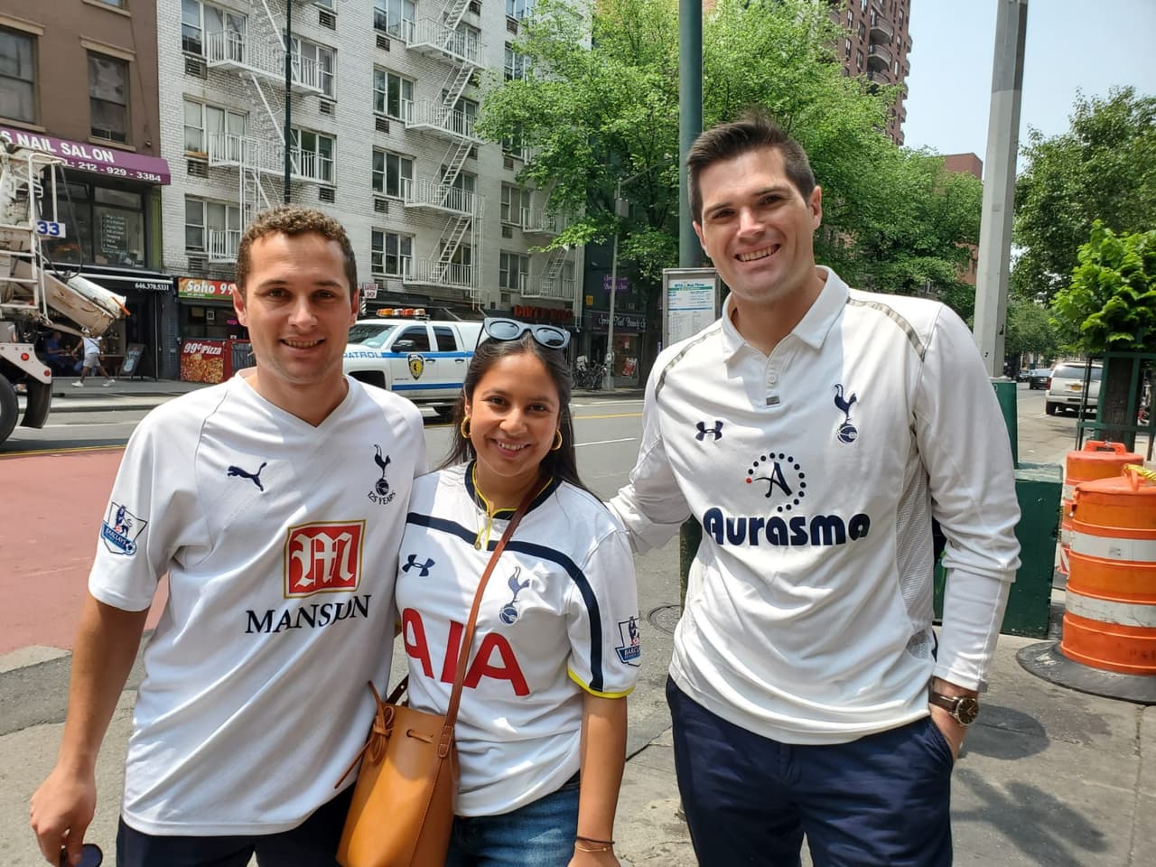Los fanáticos del Tottenham Hotspur se reunen en Flannery's, el bar oficial de la Peña del club en New York, para disfrutar la Final de la UEFA Champions League.