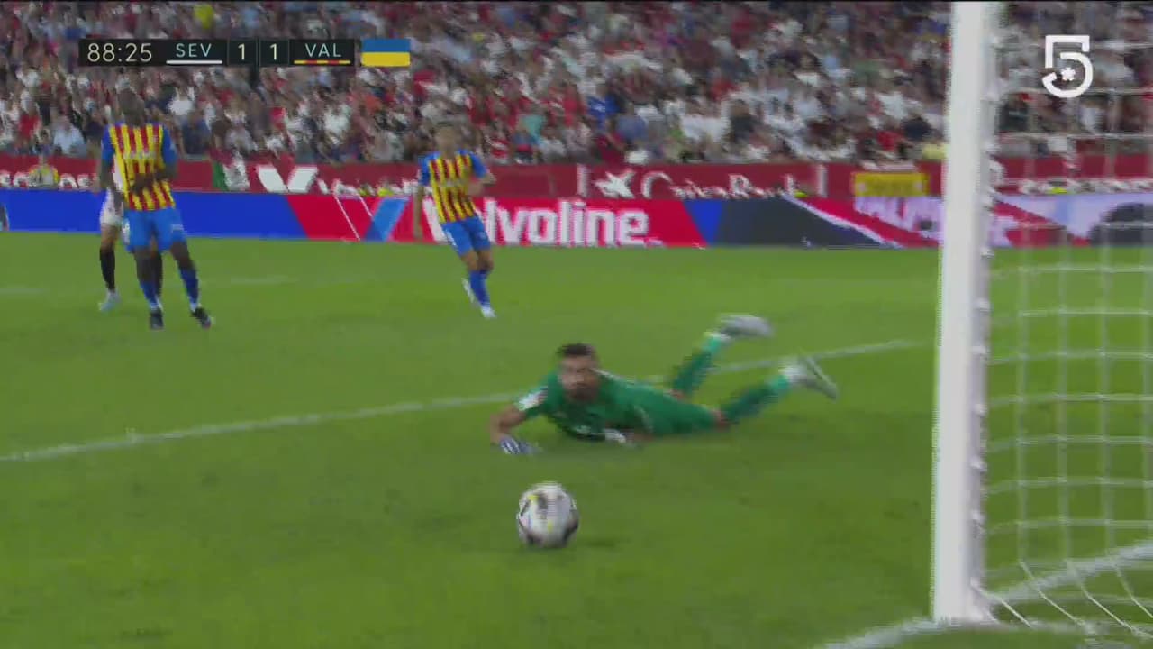 ¡Cerca del grito de gol! Zapatazo de Rafa Mir que pasa rozando el poste