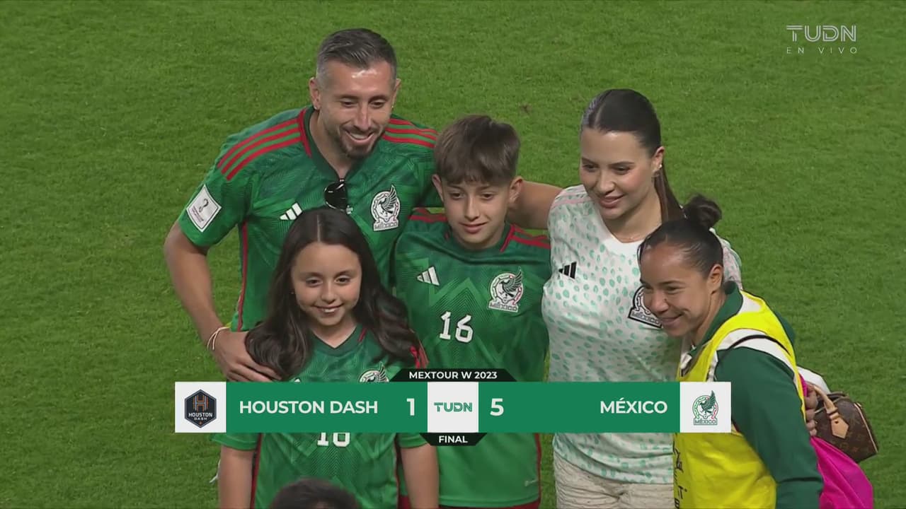 Héctor Herrera le pide una foto a Charlyn Corral en el partido de México femenil
