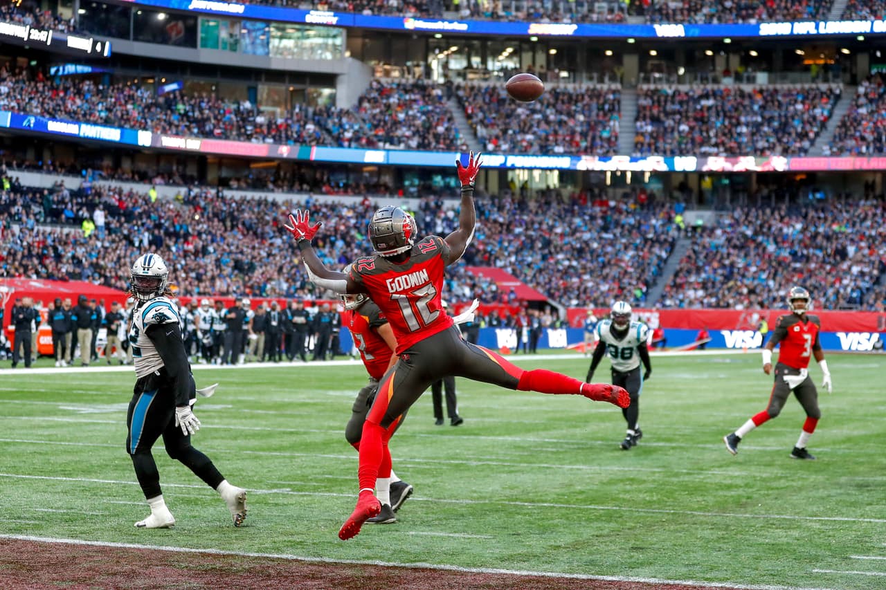 Chris Godwin, receptor de Tampa Bay Buccaneers alcanza una conversión de dos puntos.