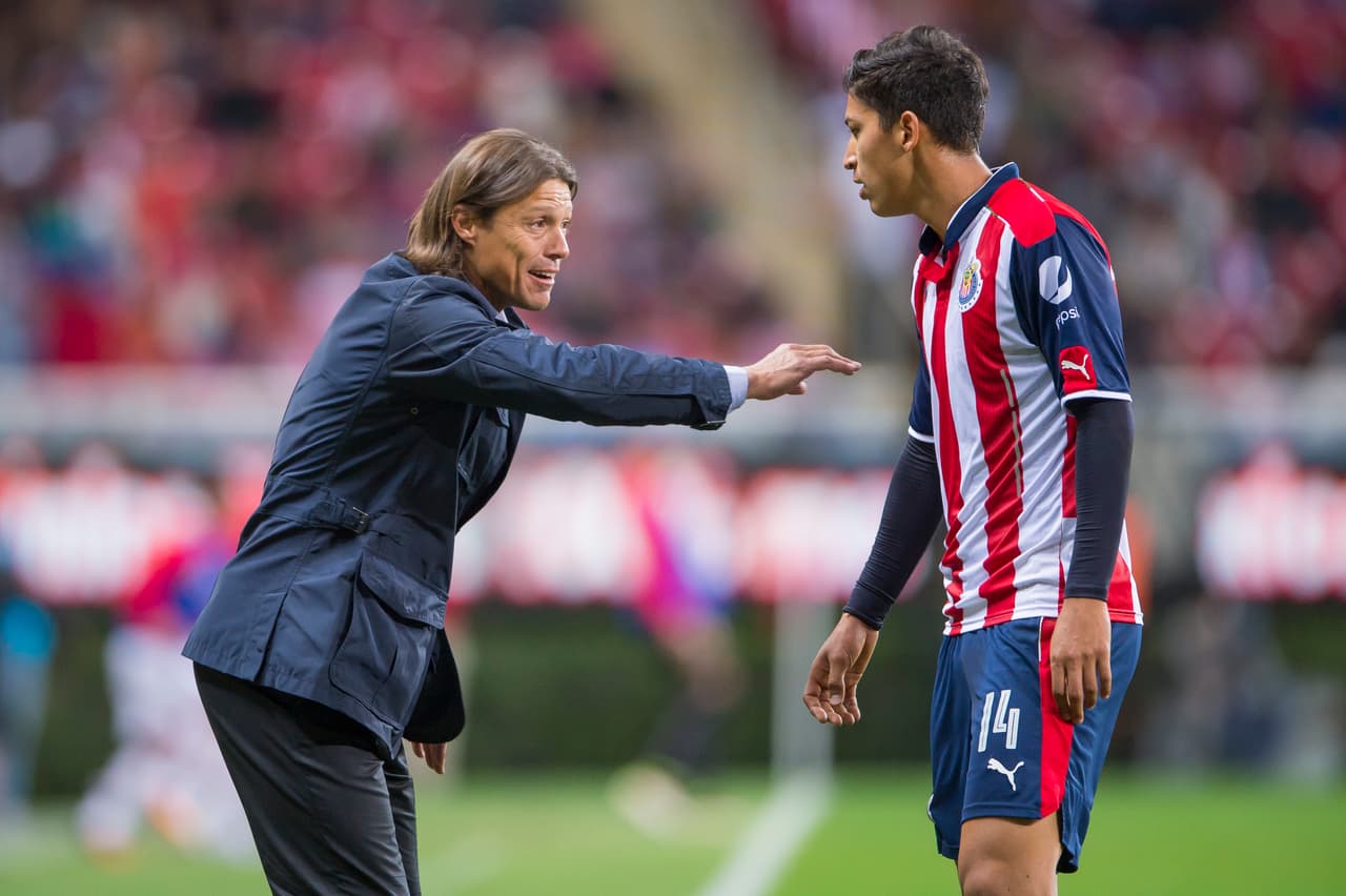 Esto no quiere decir que no tenga variantes, pero a comparación de las rotaciones de Juan Carlos Osorio y los cambios de líneas, con Almeyda los elementos saben o tienen claro sus funciones y al mantener una base constante de jugadores el entendimiento mejora.