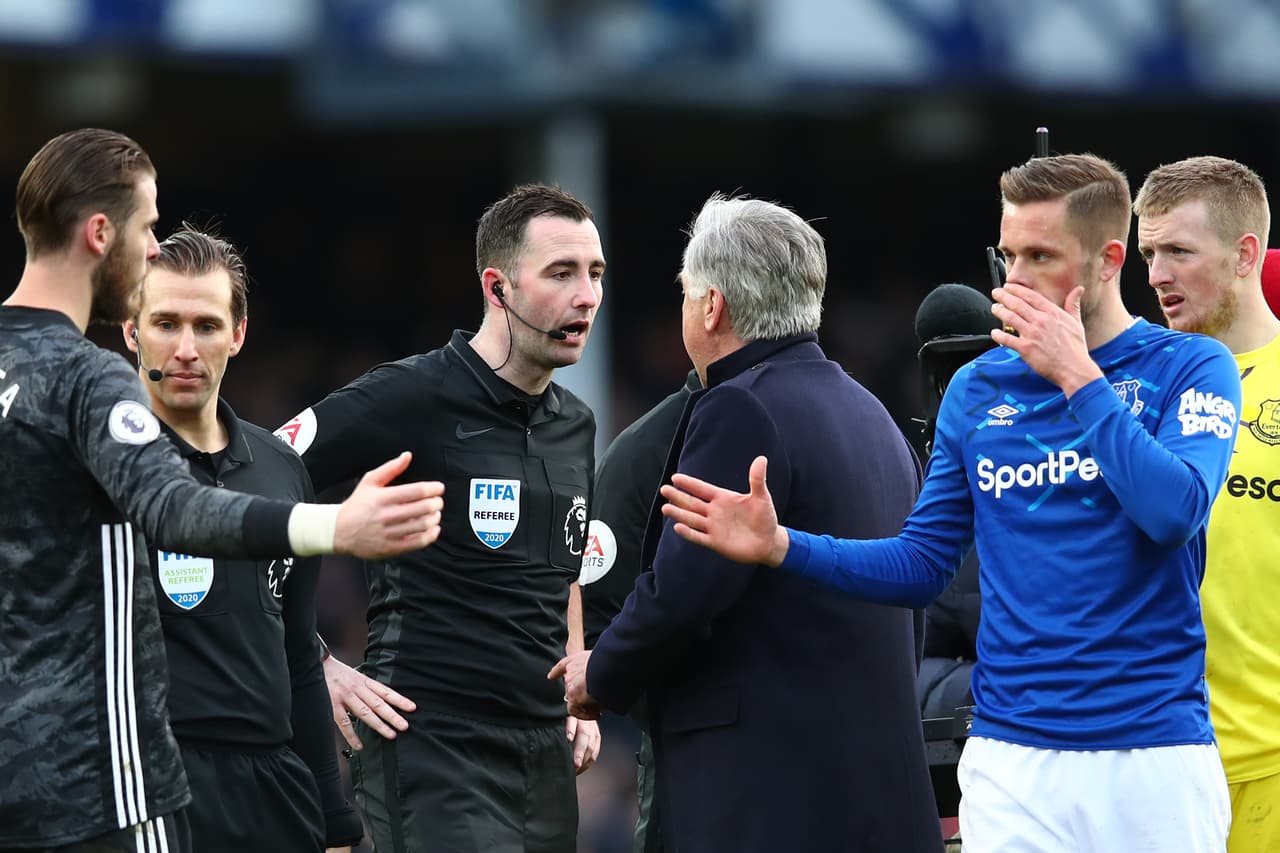 Premier prohíbe saludos entre jugadores por precaución ante el coronavirus