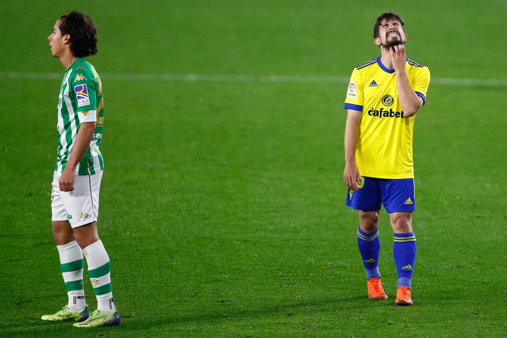 Betis derrota al Cádiz y se mete entre los 10 primeros de La Liga | Guido Rodríguez hizo el solitario gol del triunfo; ‘Choco’ Lozano y Diego Lainez ingresaron en la segunda mitad.