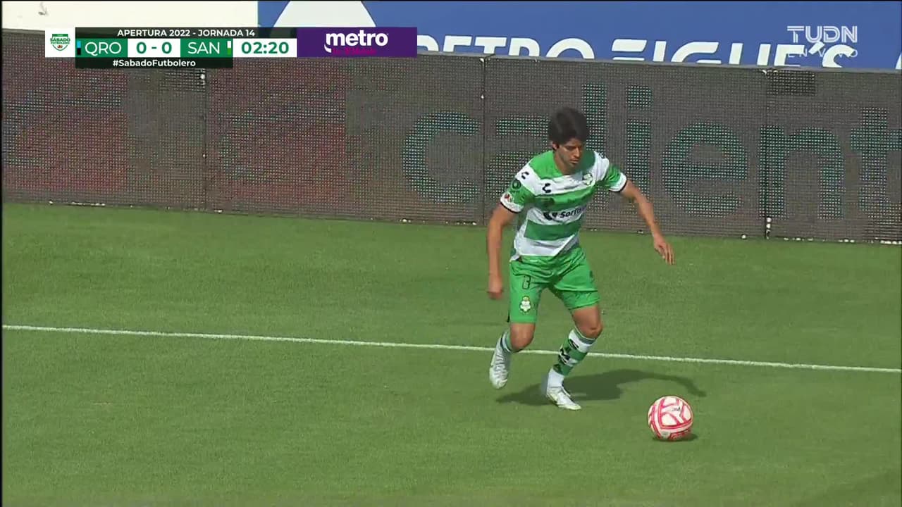 ¡CERCA! Juan Brunetta disparó que se estrella en el poste.