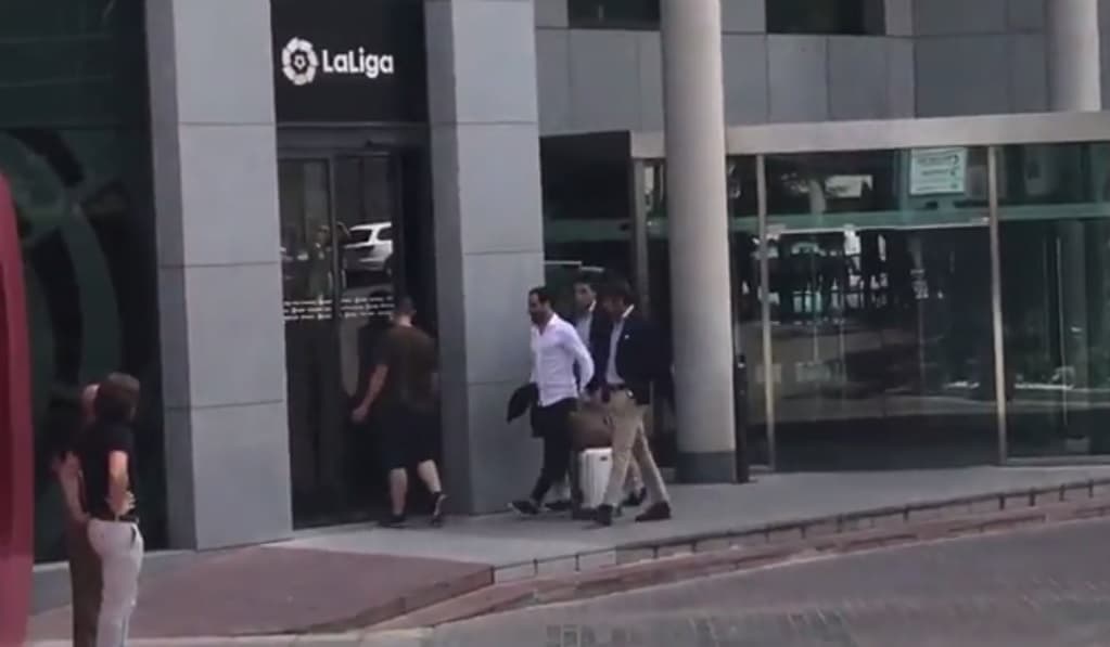 Los abogados de Antoine Griezmann en su arribo a las oficinas de La Liga.