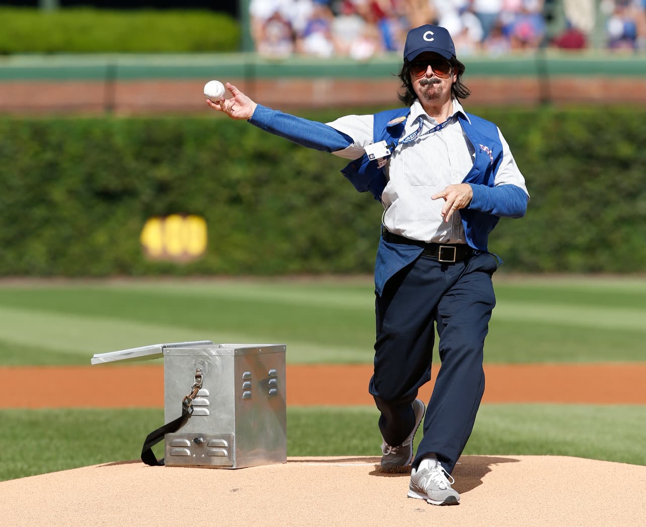 El presentador y humorista Stephen Colbert hizo el papel de Donny Franks, un vendedor de hot dogs, para realizar el lanzamiento ceremonial durante un partido de los Chicago Cubs.
