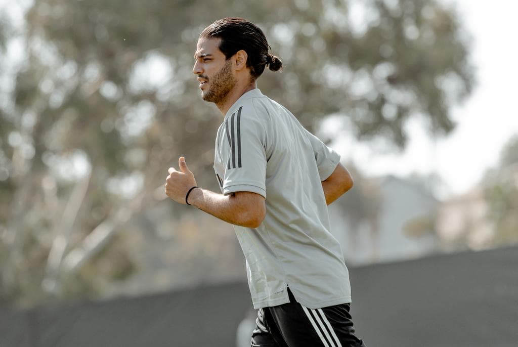 Por primera vez desde la cuarentena el talentoso delantera mexicano pudo entrenar al aire libre en las instalaciones del club.