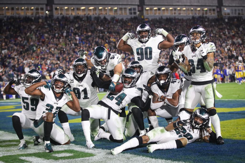 Los Eagles sumaron su cuarto triunfo consecutivo con Nick Foles en los controles ofensivos esta noche, que derivó en triunfo de 30-23 sobre los Los Angeles Rams en Sunday Night Football.