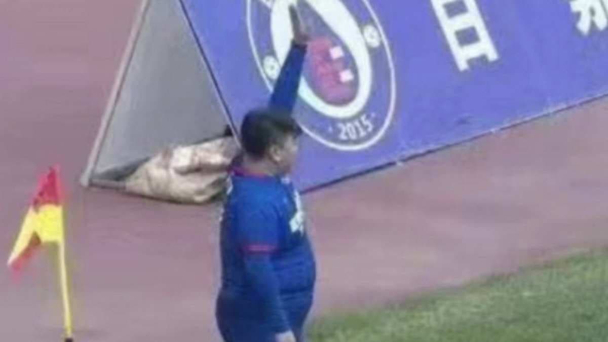 Compra equipo de futbol y pone a su hijo de 126 kilos a jugar