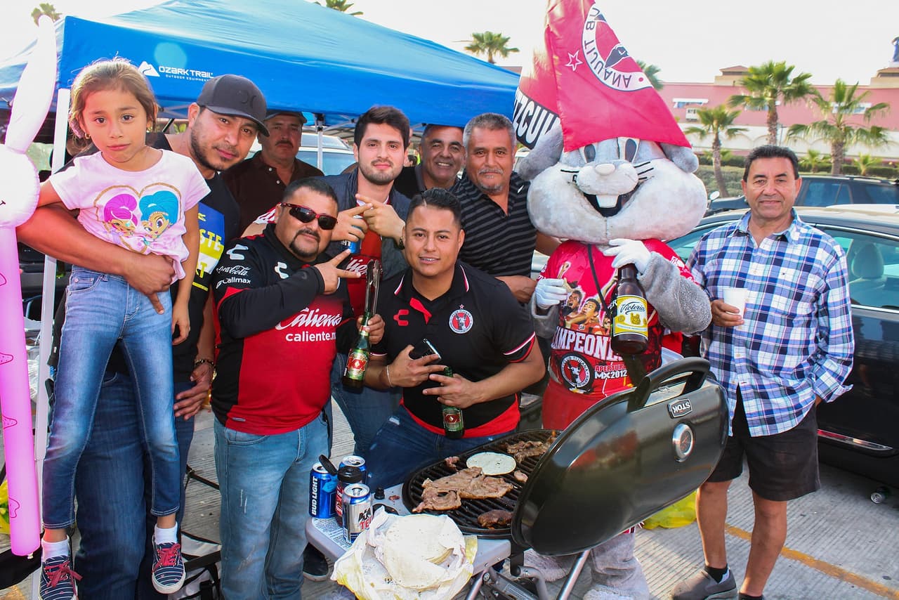 Entre amigos y familiares se vivió la previa de la semifinal entre Xolos y Toluca en el estadio Caliente, en donde la mayoría de aficionados que llegaron eran del equipo de la frontera.