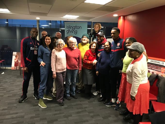 La plantilla Gunner llevó regalos, alegrías y mucha diversión a un grupo de personas del norte de Londres.