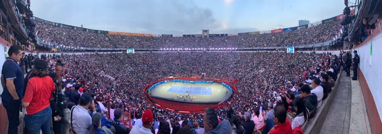 Hay de todo y para todos en las inmediaciones de la Monumental: chistorra, paella, juegos, souvenirs... ¡el ambiente es insuperable!