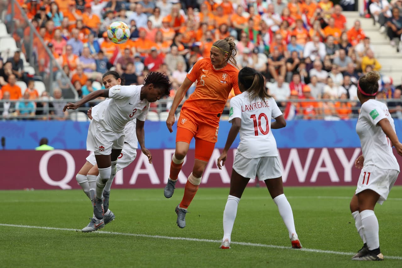 Antes del minuto 10 del complemento, Anouk Dekker se levantó en el área para conectar de buena manera este balón y celebrar su anotación.