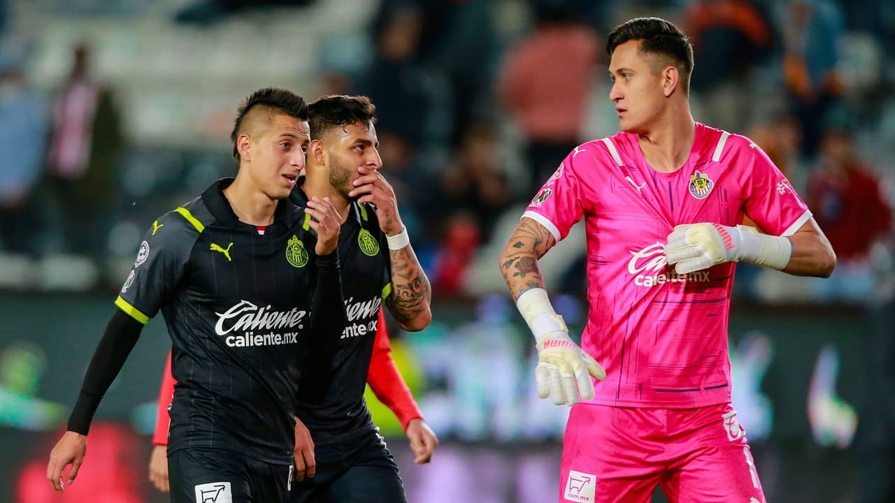 Roberto Alvarado se estrena como titular con Chivas ante Querétaro