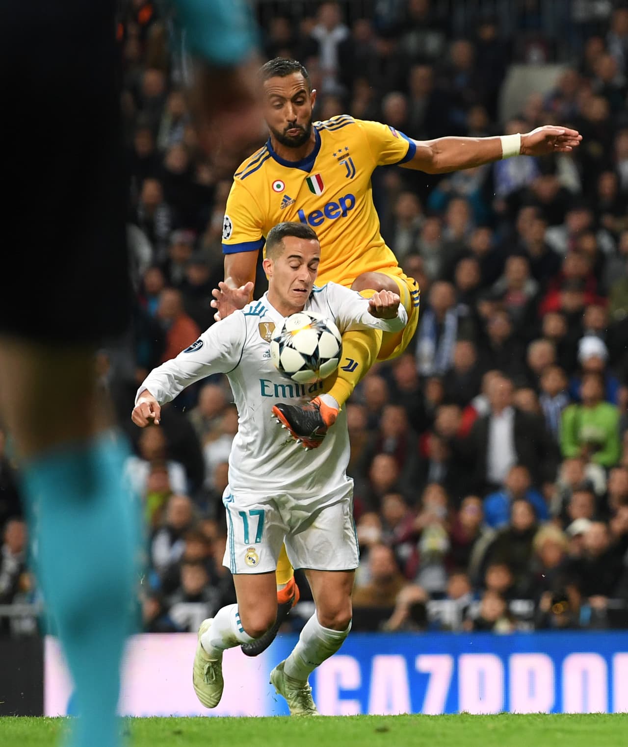 Juventus ganaba por 3-0 e igualó la serie de cuartos de final, pero a falta de 30 segundos para el final del partido el árbitro Michael Oliver sancionó penal a favor del Real Madrid por esta jugada.