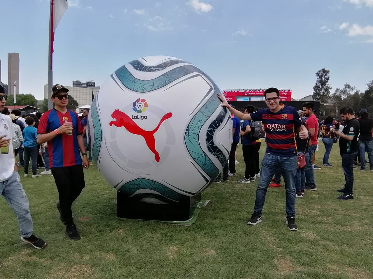 Entre amigos y familiares, se vivió un gran ambiente en el Campo Marte para ver El Clásico, que dio como ganador al Real Madrid 2-0 sobre el Barcelona.
