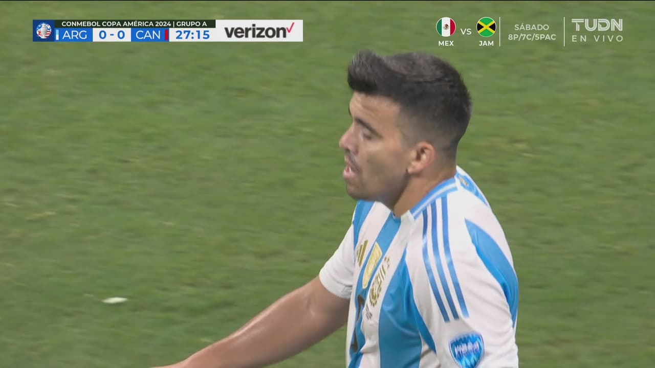 ¡Se equivoca! Crépeau sale mal, pero Acuña no aprovecha