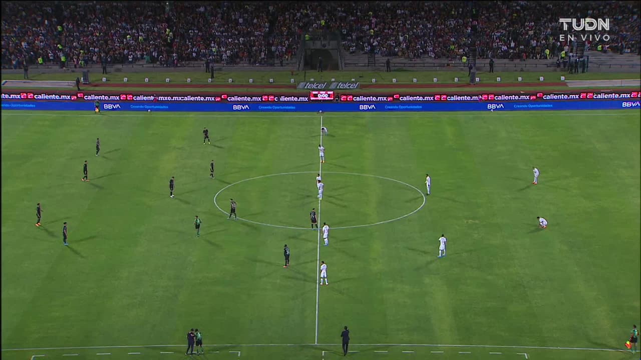 Arranca el partido y la pelota está en juego.