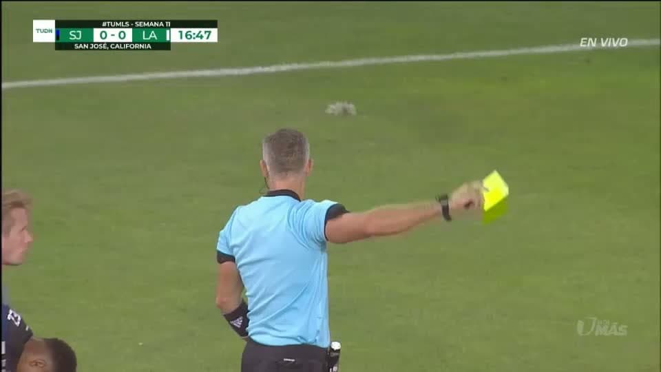 Tarjeta amarilla. El árbitro amonesta a Daniel Steres de LA Galaxy