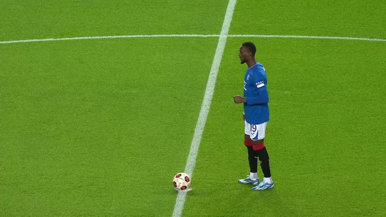Arranca el partido y la pelota está en juego.