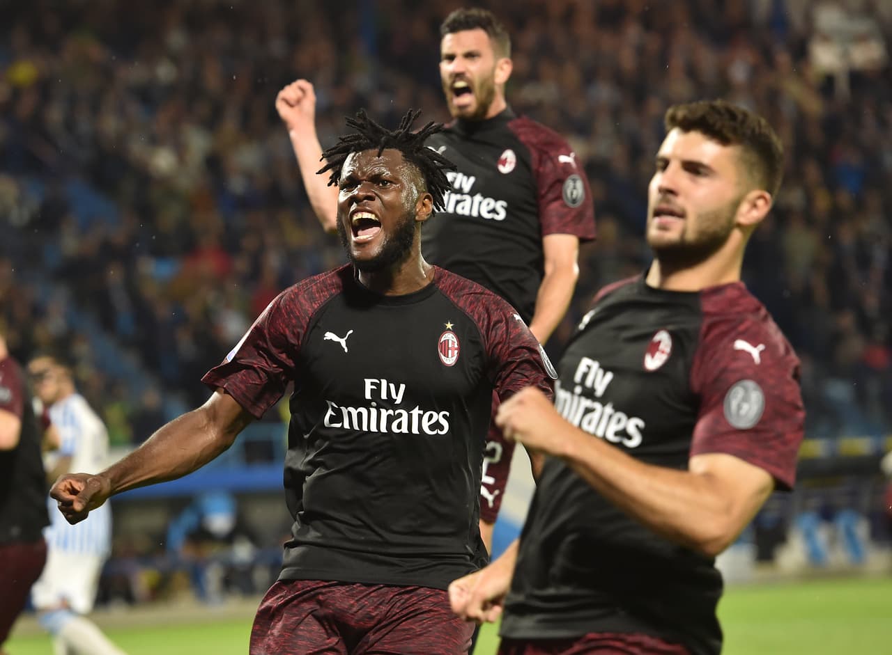 Sin embargo, al minuto 66' Franck Kessie (izquierda) anotó el 3-2 con el que Milan ganó su partido al SPAL.