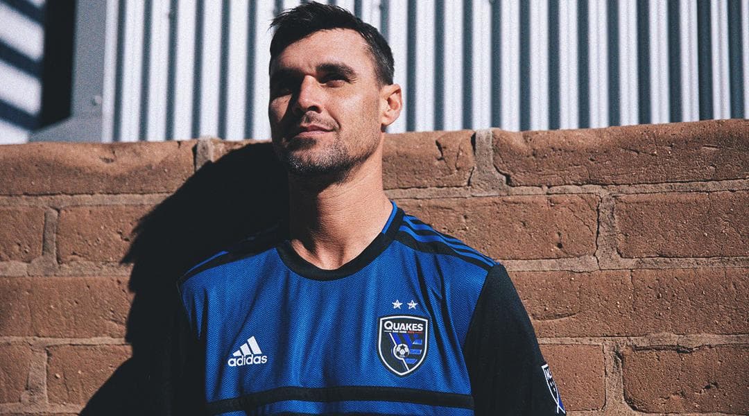 El leve toque vintage de la nueva casaca la hace apta para el fútbol y para cualquier otro momento de la vida cotidiana.