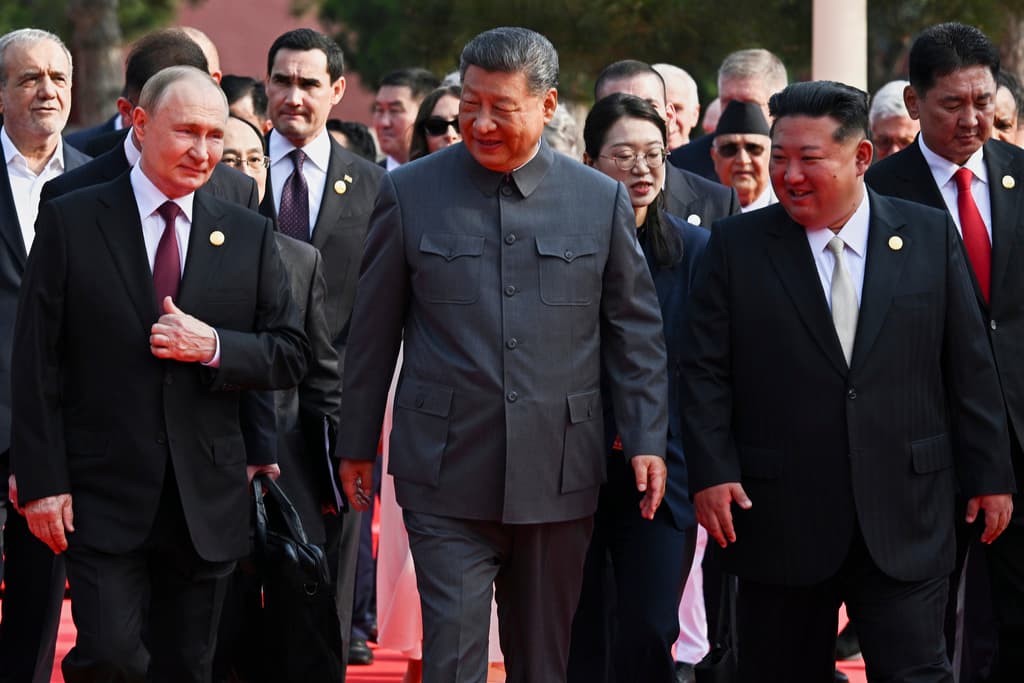 China exhibe su poderío militar en un gran desfile en Pekín, con Putin y Kim en primera fila