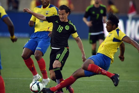 Equipo Copa Oro: El mediocampo sería responsabilidad de José Juan “Gallito” Vázquez (aunque podría aparecer en su lugar Juan Carlos Medina), Andrés Guardado y Héctor Herrera siempre pensando en una alineación de 5-3-2.