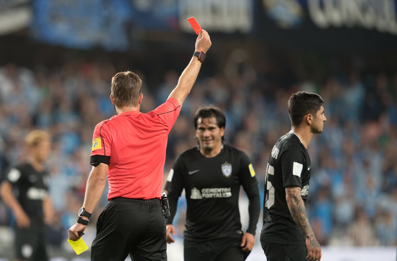 Guzmán, uno de los de mayor talento en los Tuzos, se fue expulsado en el minuto 110.