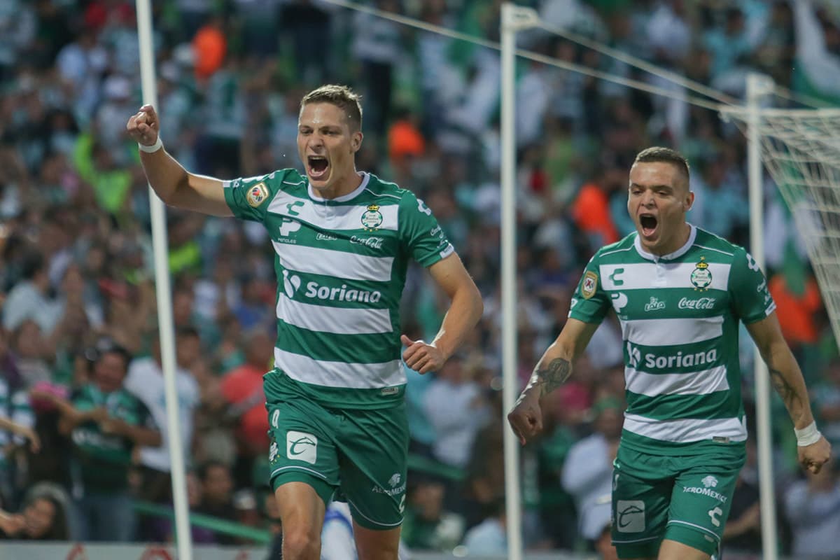 El delantero Julio César Furch (izquierda) celebra con el uruguayo Jonathan Rodríguez (derecha) el gol de Santos Laguna en la victoria 1-0 sobre Monterrey.