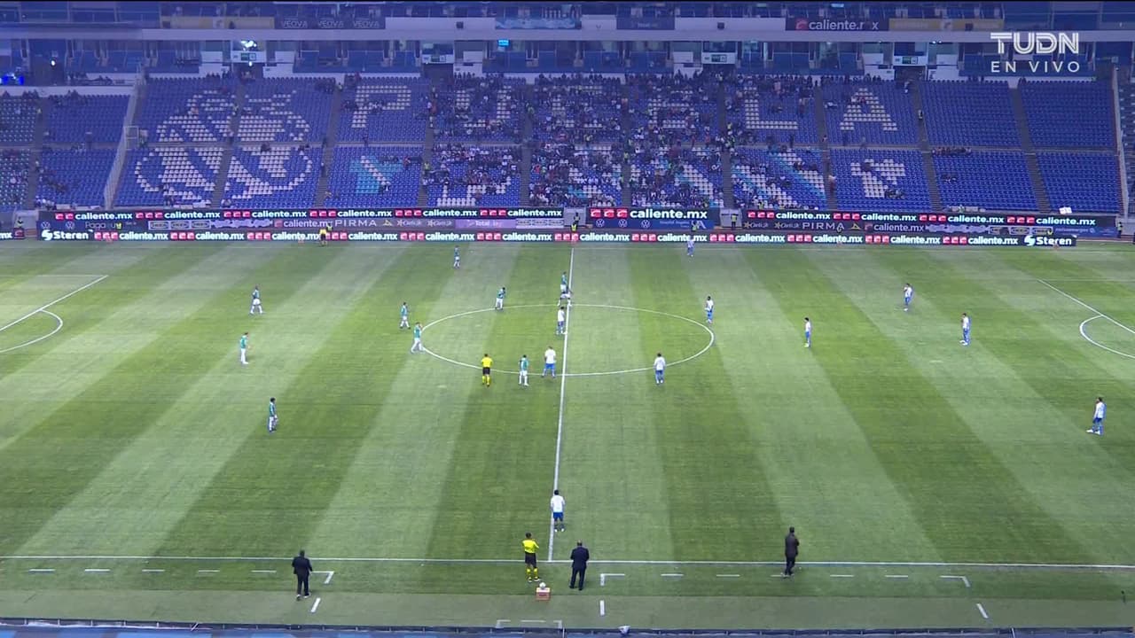 Arranca el partido y la pelota está en juego.