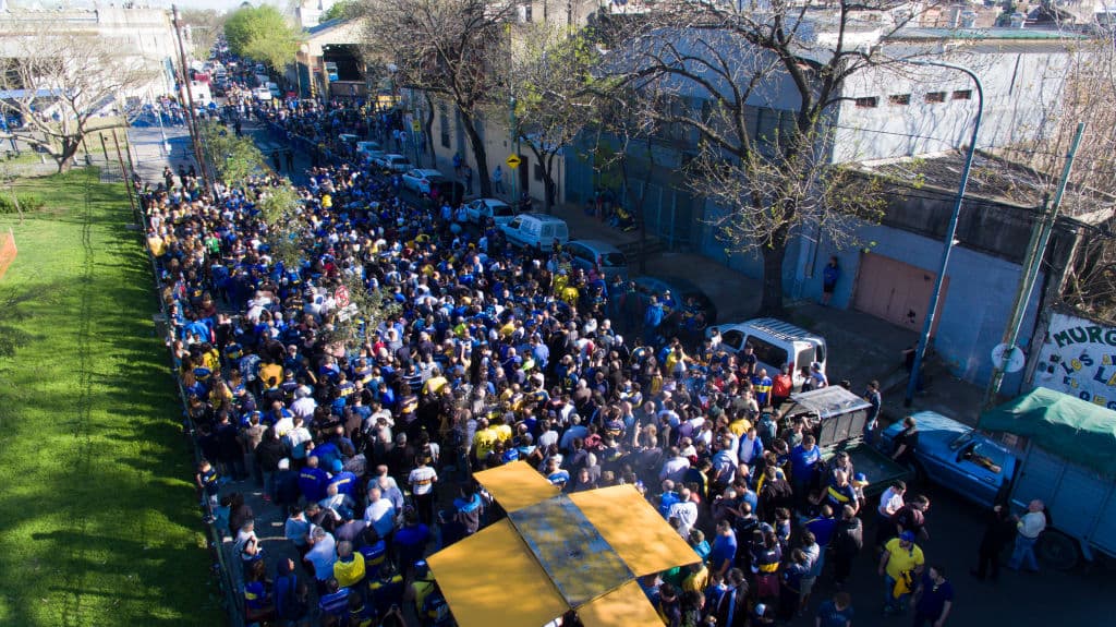 Ríos de fanáticos en las afueras de La Bombonera esperando ingresar al estadio.