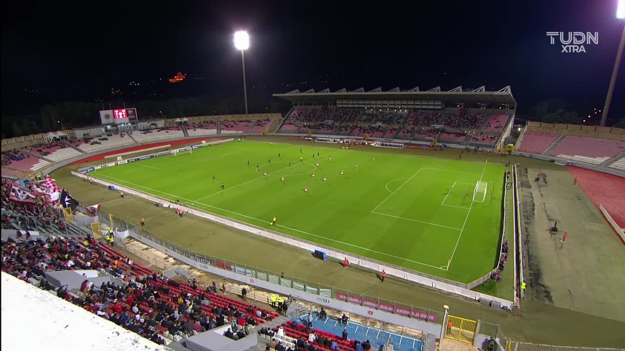 Arranca el partido y la pelota está en juego.