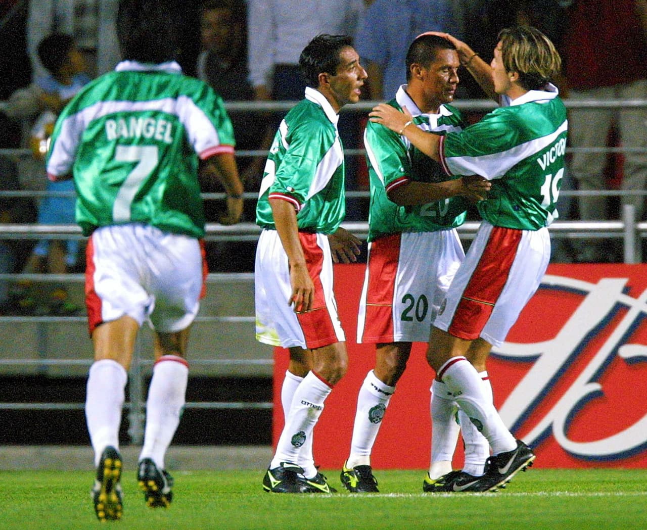 Víctor Ruíz descontaría para los mexicanos en lo que sería su único gol en todo el torneo, demostrando una falta de funcionamiento y de idea de juego.