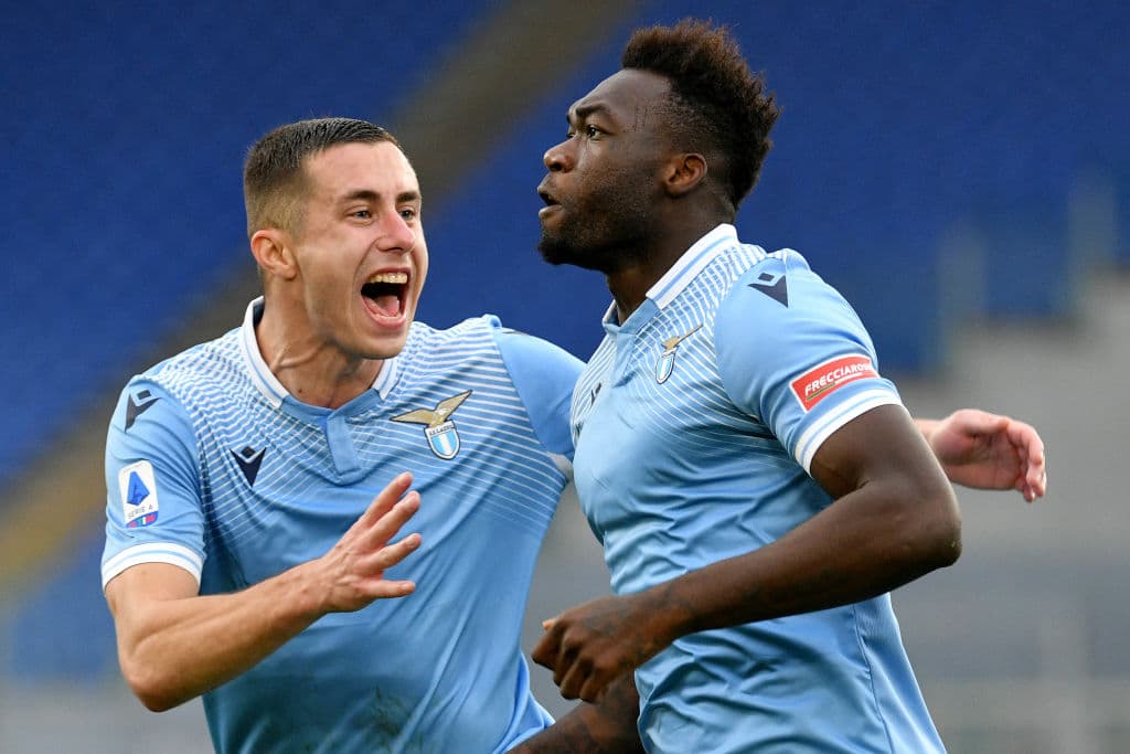 Lazio rescató el triunfo ante el discreto Crotone en los últimos minutos. Milinkovic-Savic (14’), Romero (39’) y Caicedo (84’) marcaron por los de Inzaghi; Simeon Nwankwo (29’, 50’) hizo los tantos para los que se acerca a buen a paso al descenso. Lazio y Crotone llegaron a 46 y 15 unidades, respectivamente.