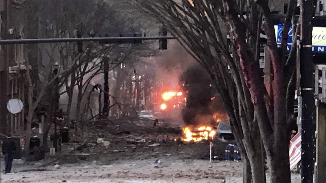 <b>En video</b>: Imágenes de la explosión que sacudió Nashville el día de Navidad. Un vocero del Departamento de la Policía Metropolitana de Nashville, Tennessee, afirmó que la explosión ocurrida en el centro de la ciudad en la mañana del Día de Navidad fue un acto deliberado. En el incidente se reportaron tres heridos, autos incendiados y costosos daños materiales.