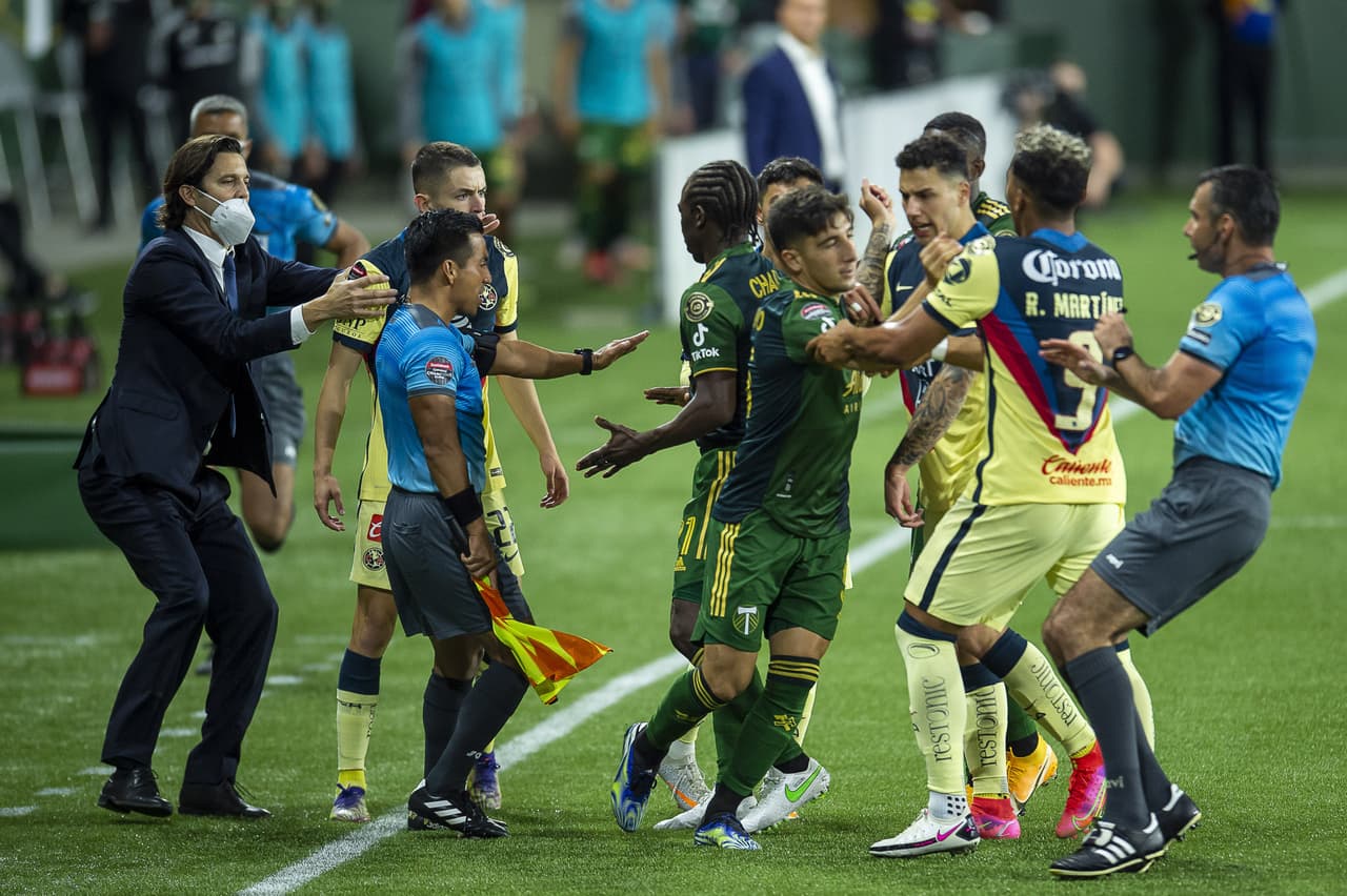 El segundo tiempo arrancó con los ánimos a flor de piel, luego de que el árbitro central se olvidara de las tarjetas amarillas en contra de Portland.
