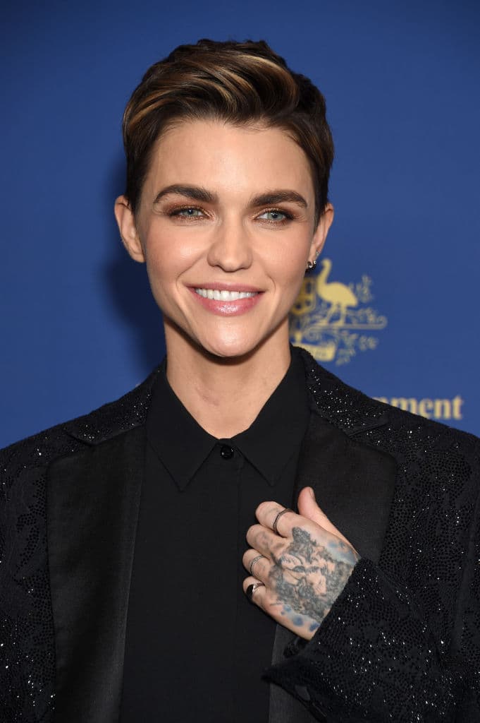 Ruby Rose en Batwoman (2019)
<br>Durante las filmaciones de una película de acción, Ryby se hernió dos discos cerca de ma médula espinal.
<br>
