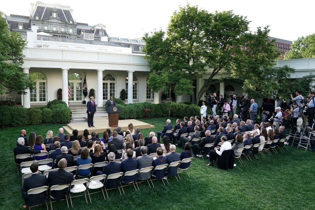 El Presidente de Estados Unidos de América Donald Trump entregó este lunes al golfista Tiger Woods la Medalla Presidencial de la Libertad, el mayor reconocimiento civil en EEUU, situación que ha generado controversia sobre si entra en juego la predilección del Mandatario por el golf y en coincidencia con el logro de Woods al ganar la edición 2019 del Masters, por encima de otros candidatos más prototípicos para adjudicarse la presea. Estas son las imágenes de la ceremonia.