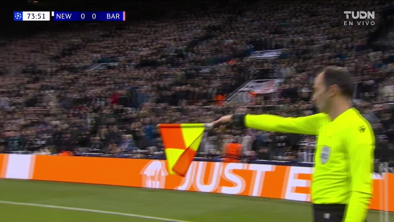 ¡Gol anulado al Newcastle! Joelinton aprovechó el rebote pero estaba adelantado