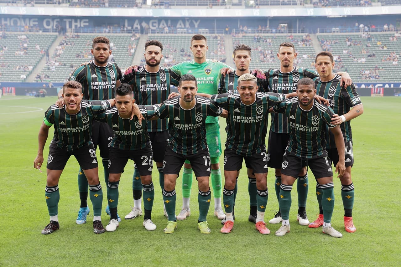 Chicharito tuvo una tarde de contrastes pues primero falló un penal, luego anotó gol y casi pone una asistencia a un gol que fue anulado.