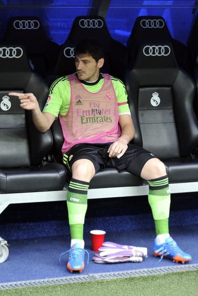 Fue noticia a lo largo del año la suplencia de Iker Casillas en el Real Madrid. El portero, capitán y símbolo del madridismo cayó en desgracia para Mourinho y vio como Diego López, portero llamado como tercera alternativa, le quitaba la titularidad. Parecía que cambiaría la historia con la llegada de Ancelotti, pero no fue así, y la imagen de Casillas sentado en el banco de suplentes ya resulta habitual.