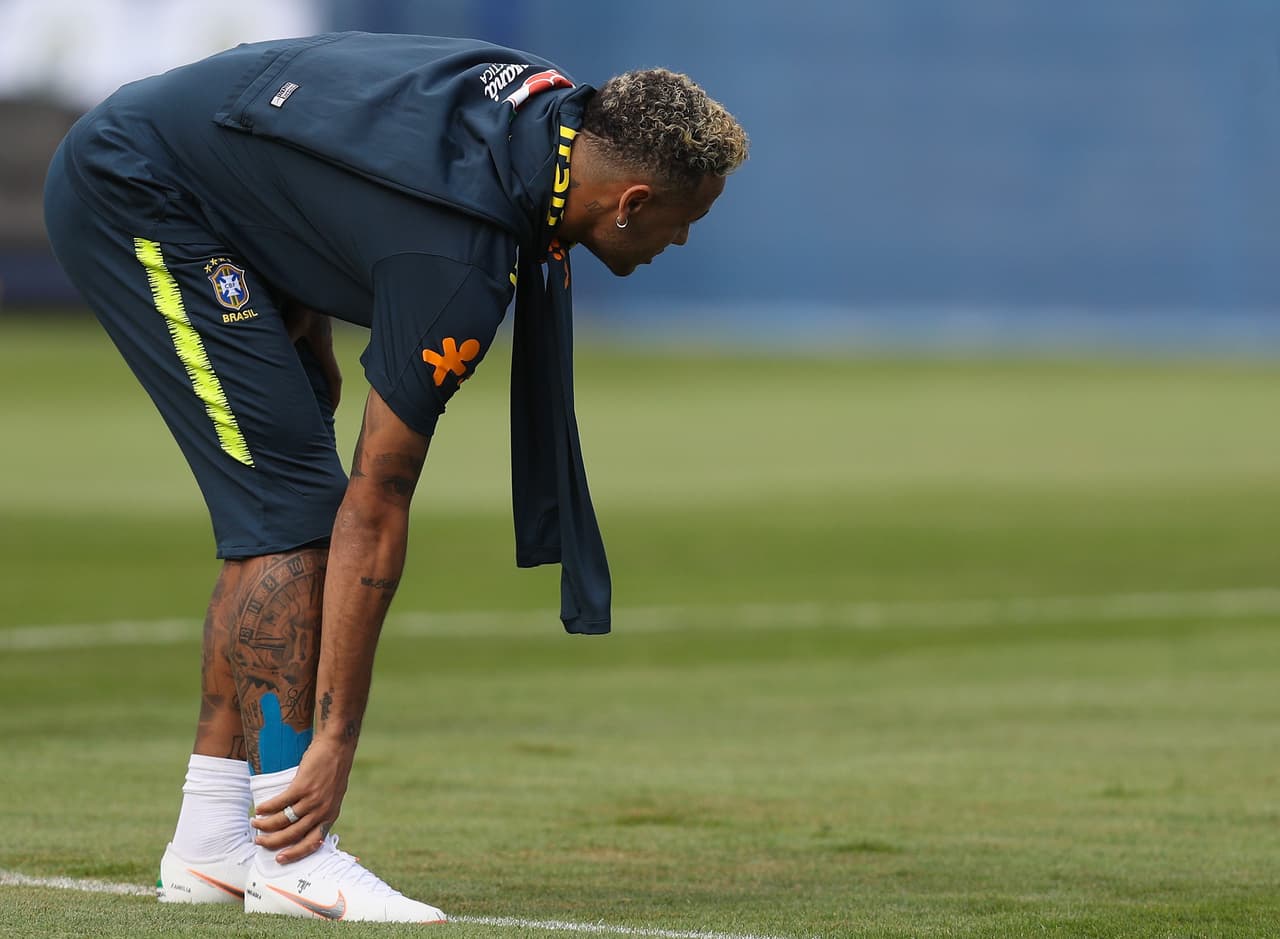 Neymar se tocó la parte inferior de la pierna derecha, en medio del dolor que mostraba en su rostro.