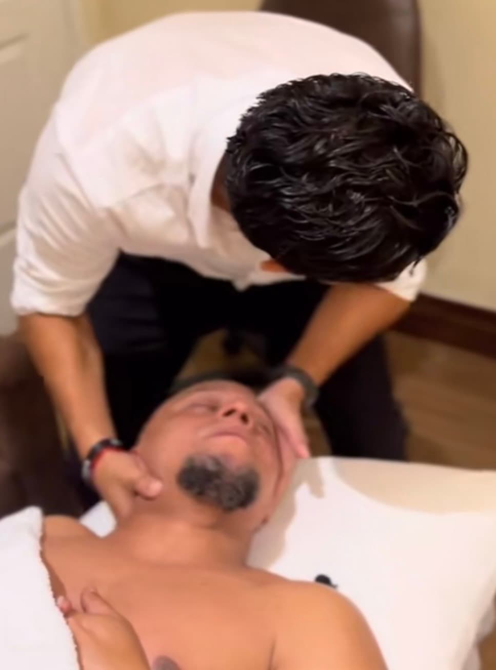 Virales Roberto Carlos y Cabañas en 'dolorosa' sesión quiropráctica