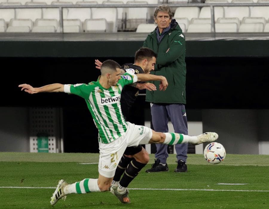 Real Betis se impone al Alavés con remontada por 3-2. Los verdiblancos perdían por goles de Joselú y Edgar Méndez, pero fue el doblete de Borja Iglesia y el gol de Joaquín ya casi al final del partido, que le dio la victoria al equipo de casa, durante la Jornada 26 de LaLiga.